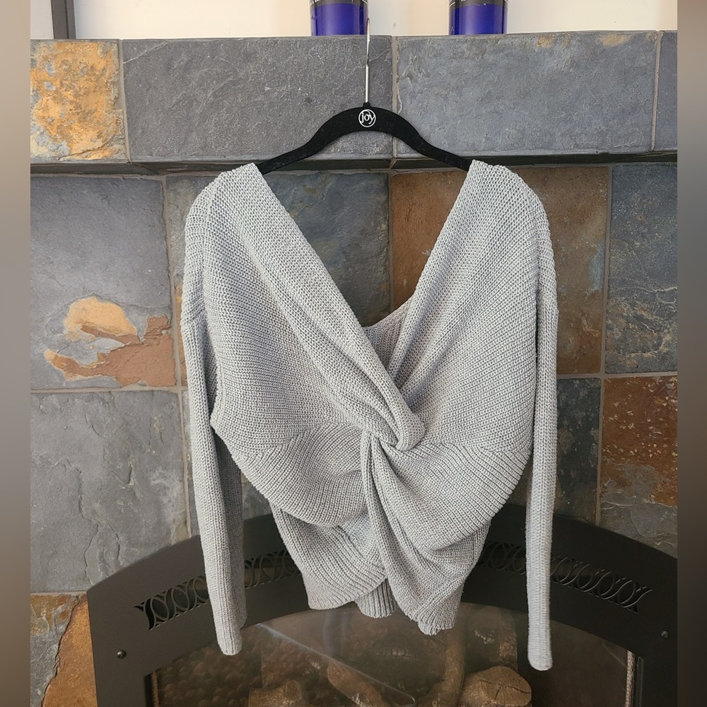 Miracle Oversize Light Grey Knit Low Twist Back V Neck Sweater size small/medium